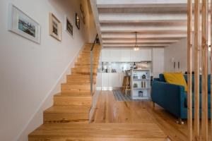 escalera con sofá azul en la sala de estar en GuestReady - Ladder Mezz, en Oporto