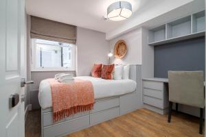 een slaapkamer met een bed, een bureau en een raam bij 37 Doughty Street in Londen