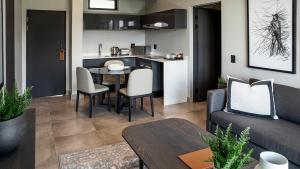 Kuchyň nebo kuchyňský kout v ubytování The Catalyst Apartment Hotel by NEWMARK