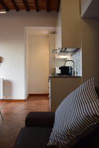 a living room with a couch and a kitchen at Appartamento Ansidei 3 in Perugia +24 photos