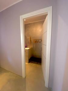 Habitación vacía con armario y pasillo en Bellagio cool flat, en Bellagio