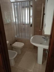 A bathroom at B&B La Scapola