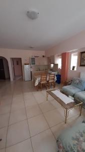 Kuchyňa alebo kuchynka v ubytovaní Akrata Rose Garden Apartments I