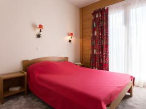 a bedroom with a red bed and a window at Appartement Les Deux Alpes, 4 pièces, 10 personnes - FR-1-348-175 in Les Deux Alpes