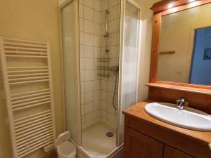 a bathroom with a shower and a sink at Appartement Les Deux Alpes, 4 pièces, 10 personnes - FR-1-348-175 in Les Deux Alpes