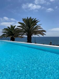 Bazén v ubytování Sol Eterno - luxury Aparmtent with direct oceanview and extra services nebo v jeho okolí
