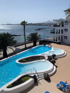 Bazén v ubytování Sol Eterno - luxury Aparmtent with direct oceanview and extra services nebo v jeho okolí