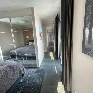 una camera da letto con un letto e uno specchio a parete di Fögruvellir Country House a Hella