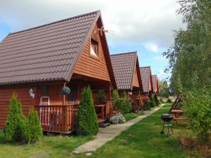 a row of cottages in a row at Domki KANZAS in Sławno