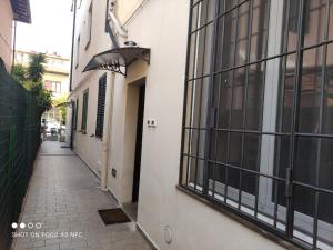 an empty alley with a building and a window at Ricky-Lerua casa vacanze in Florence
