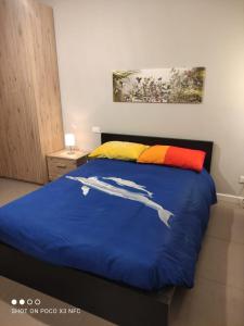 佛羅倫斯的住宿－Ricky-Lerua casa vacanze，一间卧室配有一张带蓝色棉被的床