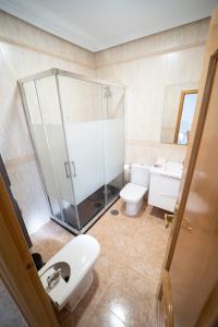 uma casa de banho com um chuveiro, um WC e um lavatório. em TOLEDO A TIRO em Bargas