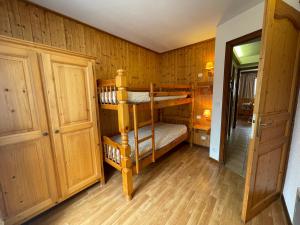 a bedroom with two bunk beds in a room at Resse - Appartement 3 pieces centre in La Clusaz