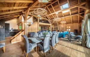 Część wypoczynkowa w obiekcie Luxury Chalet Morzine with stunning mountain views