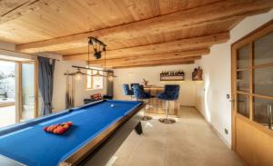 stół bilardowy w pokoju z drewnianym sufitem w obiekcie Luxury Chalet Morzine with stunning mountain views w mieście Saint-Jean-dʼAulps