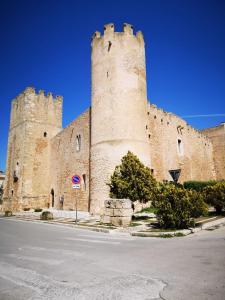 un grand château avec une grande tour dans une rue dans l'établissement CIELO D' ALCAMO, à Alcamo