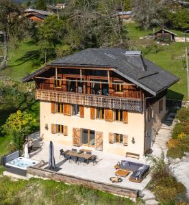 z góry widok na dom z basenem w obiekcie Luxury Chalet Morzine with stunning mountain views w mieście Saint-Jean-dʼAulps