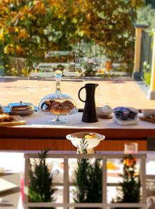 una mesa con una copa de vino y platos en ella en Le Querce Dell'Etna B&B, en Ragalna