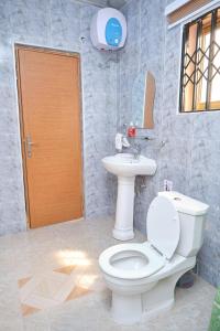 Ванная комната в Covenant Hotel