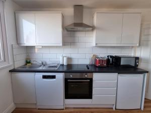 Granada Apartments Queen's Promenade的厨房或小厨房