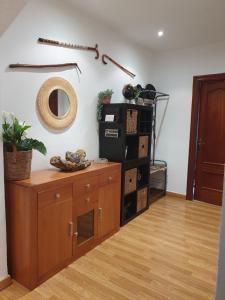 una habitación con una mesa y un estante con cajas en CAMPANUCA, en Unquera
