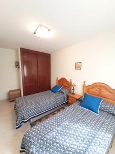 Postel nebo postele na pokoji v ubytování Bajo en playa grande de Miño