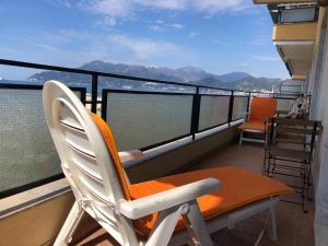 een stoel op een balkon met uitzicht op de bergen bij SEA4USALERNO seafront in Salerno +35 foto's