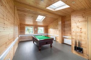 una mesa de billar en una habitación con paredes de madera en Deeside Holiday Park en Maryculter