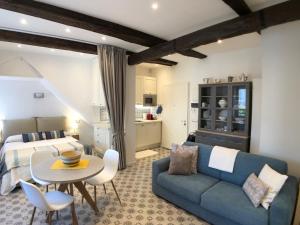 - un salon avec un lit, un canapé et une table dans l'établissement Suite 5 stelle nel Borgo di Celle Ligure, à Celle Ligure