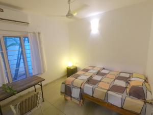 - une chambre avec un lit et une fenêtre dans l'établissement LE SUNSHINE RESIDENCY, à Pondichéry