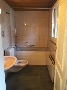 Koupelna v ubytování Simple flat in the centre of Burgdorf - 72 m2 with private parking