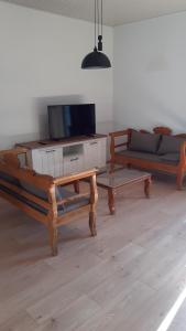 莫奈姆瓦夏的住宿－KYRIAKOS APPARTMENT，客厅配有2张咖啡桌和1张沙发