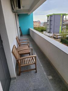 two benches sitting on the balcony of a building at Alina apartament 2 in Năvodari