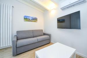Televízia a/alebo spoločenská miestnosť v ubytovaní Maison Bellini number 3
