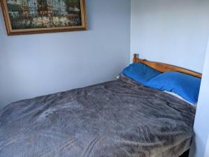 Bett in einem Zimmer mit einem Bild an der Wand in der Unterkunft Famous White Horse on the hill in Westbury