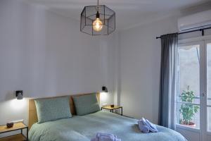 um quarto com uma cama e uma janela em K1 Apartment em Atenas