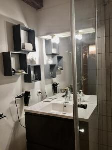 Ένα μπάνιο στο Chambres D'hôtes Du Domaine De Jacquelin +39 φωτογραφίες