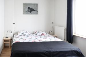 - une chambre avec un lit et une couverture noire dans l'établissement Herberg de Roskam, à Uffelte