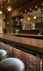 un bar con taburetes y un mostrador en un restaurante en Fort Conde Inn - Mobile en Mobile