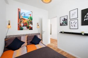 um quarto com uma cama com um edredão laranja e azul em Spirit Apartments - Zentral am See - Parkplatz em Brienz
