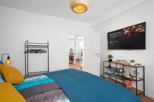 um quarto com uma cama e uma televisão de ecrã plano em Spirit Apartments - Zentral am See - Parkplatz em Brienz