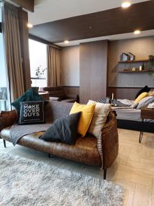 een woonkamer met een bank met kussens erop bij Loft Signature Executive Suite Empire City in Petaling Jaya