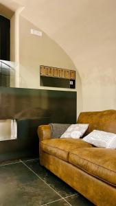 un divano marrone in una stanza di Minerva Exclusive Loft a Bisceglie