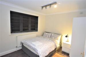 Luxury 5 Bedroom House with Free Parking on Site tesisinde bir odada yatak veya yataklar