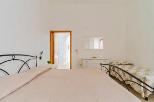 um quarto com 2 camas, uma cómoda e um espelho em Soleado Apartments by BarbarHouse em Porto Cesareo
