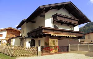 Casa con balcón y valla en Alte Schmiede Talbach, en Laimach