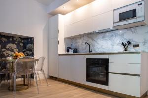 Кухня или мини-кухня в Madeleine apartments - Arco della Pace
