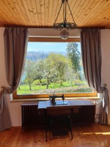 una ventana en una habitación con una mesa delante en Vila Gorenka, en Bled