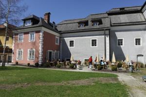 un gruppo di persone seduti fuori da un edificio di Pension Hochleitner am Schloßpark a Tamsweg