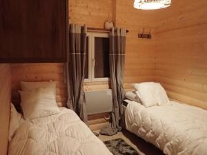 Katil atau katil-katil dalam bilik di Lama-Gîte-des-Puys chalet écologique à 30km des pistes, visite aux lamas Charge VE